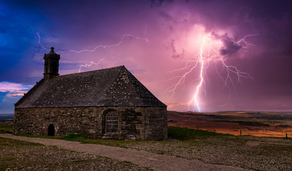 Молния ударила в старый разрушенный дом