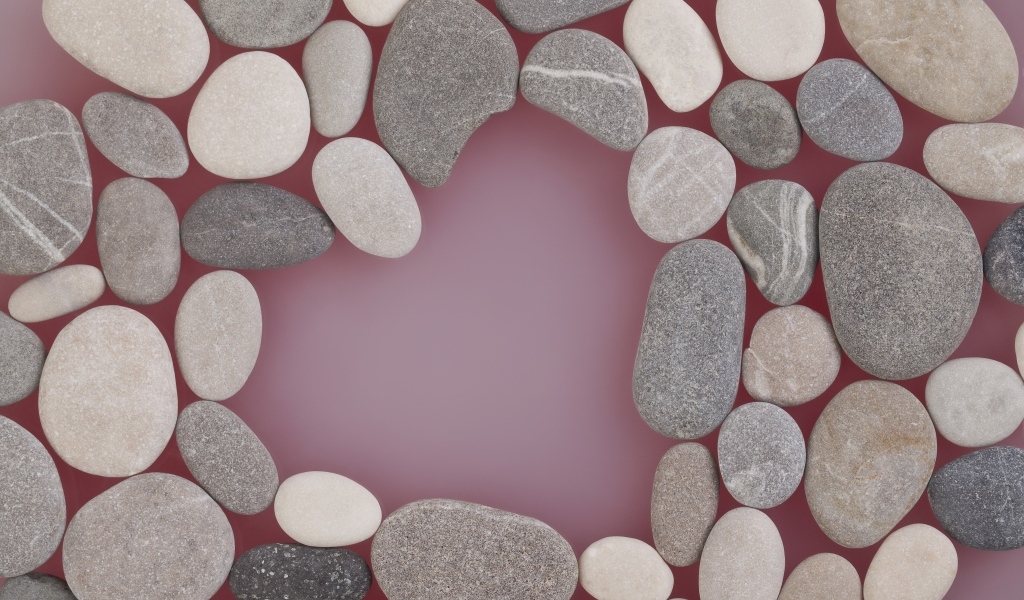 Много камней на розовом фоне