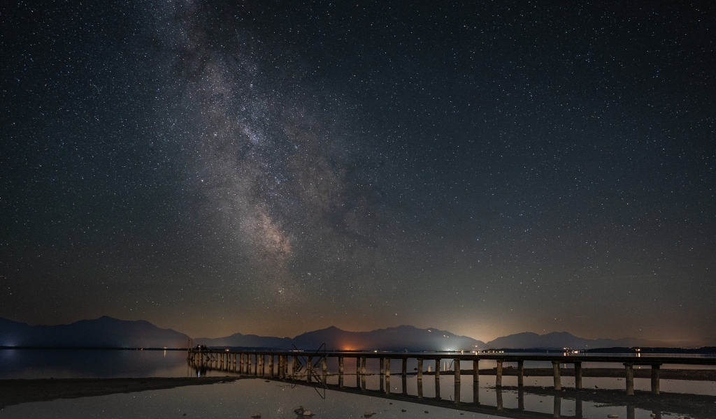 Млечный путь в небе над ночным фьордом