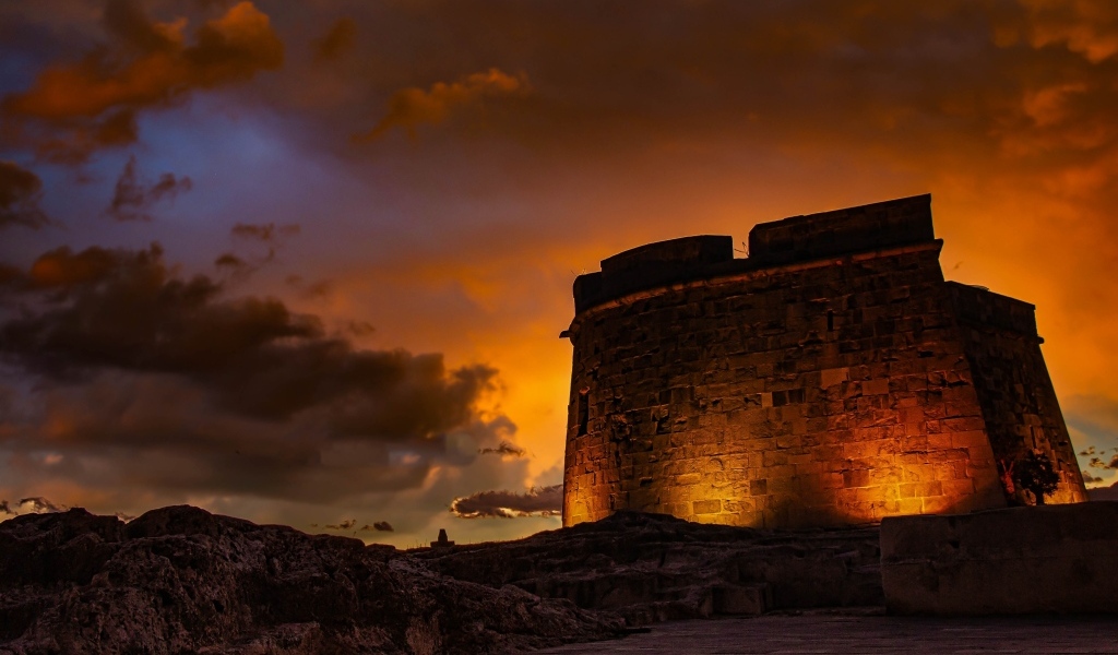 Старая крепость в свете фонарей ночью