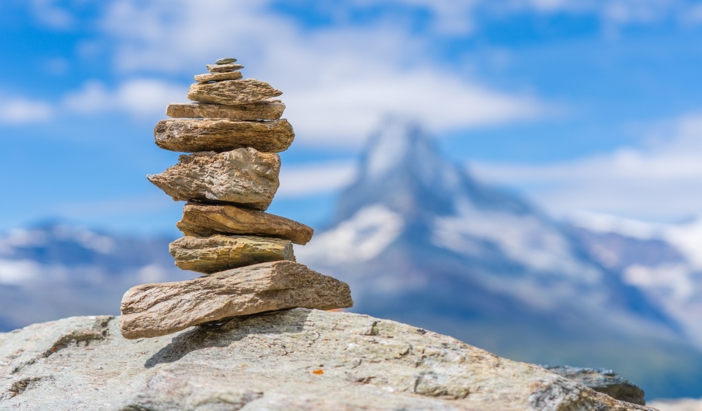 Пирамида из камней на фоне голубого неба