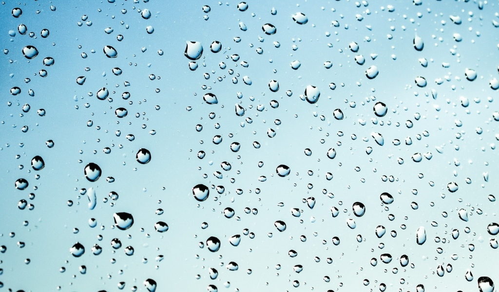 Капли дождя на голубом стекле