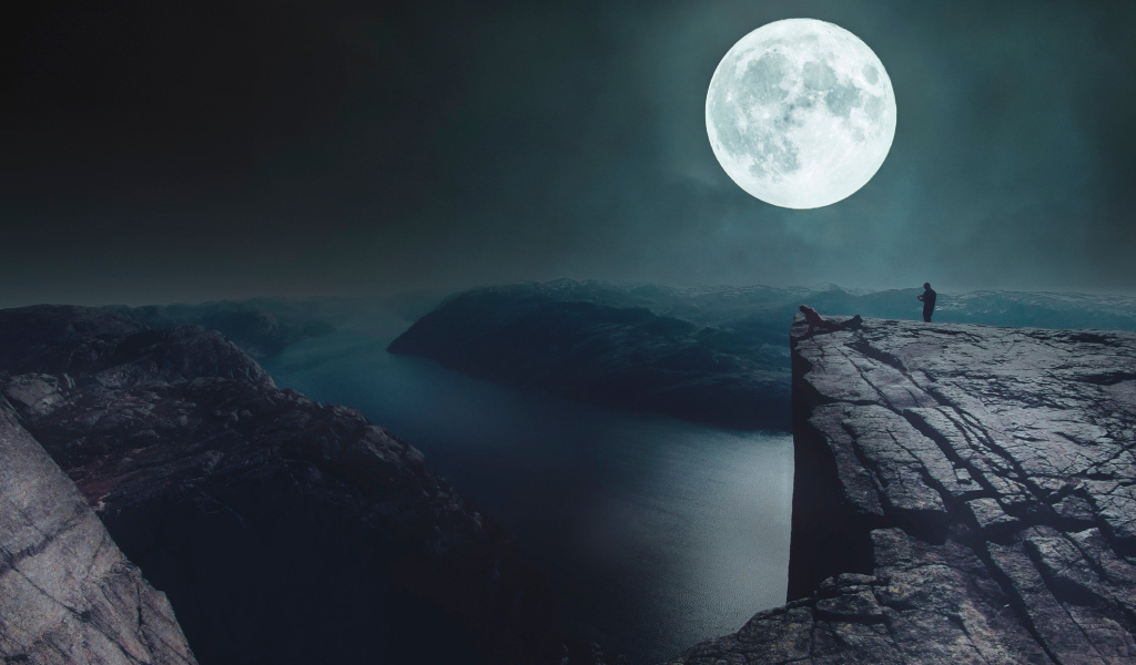 Вид на большую луну с края утеса