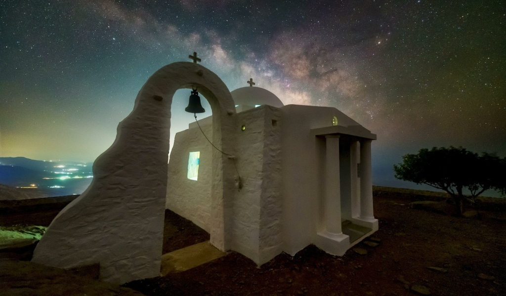 Белое здание церкви под звездным небом