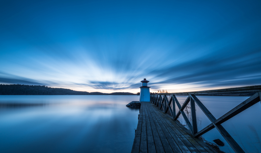 Деревянный причал на фоне красивого неба