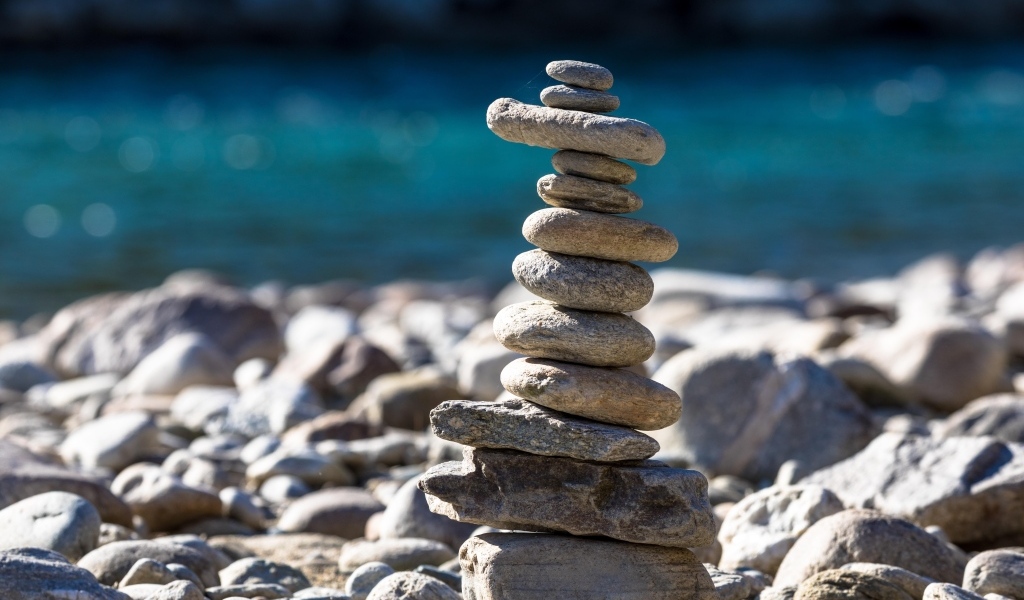 Фигура из камней на пляже