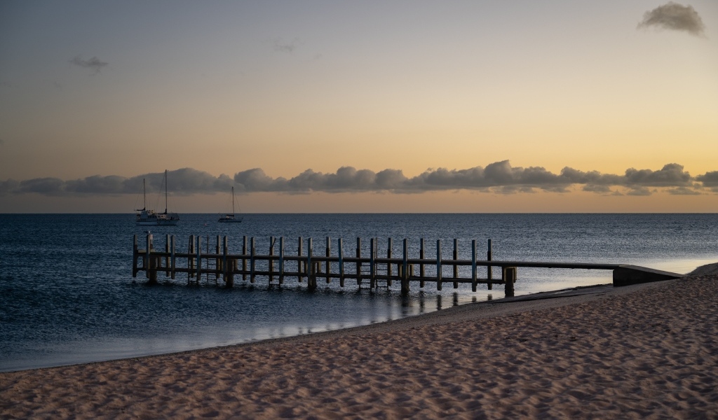 Песок на пляже у спокойного моря