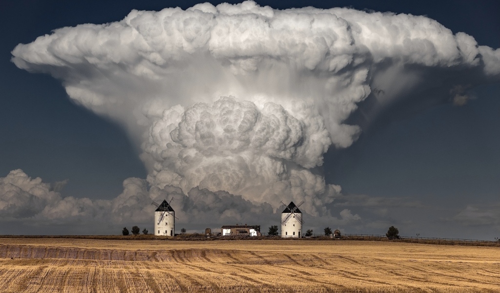 Большое белое облако над фермой