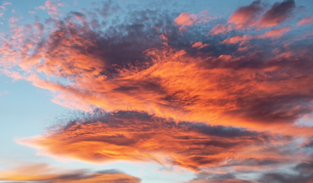 Красные облака в голубом небе