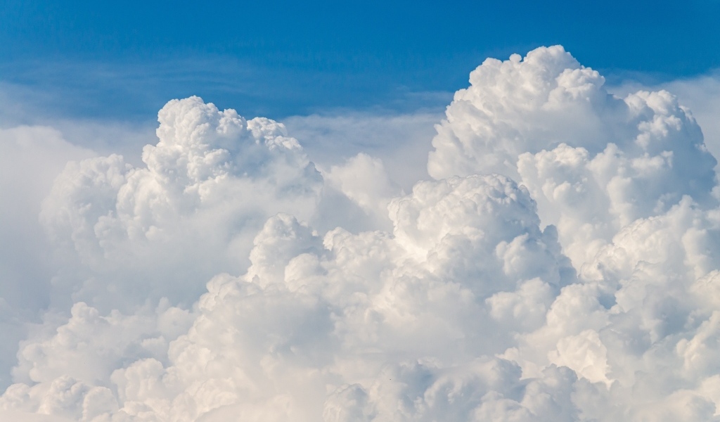 Густые белые облака в голубом небе