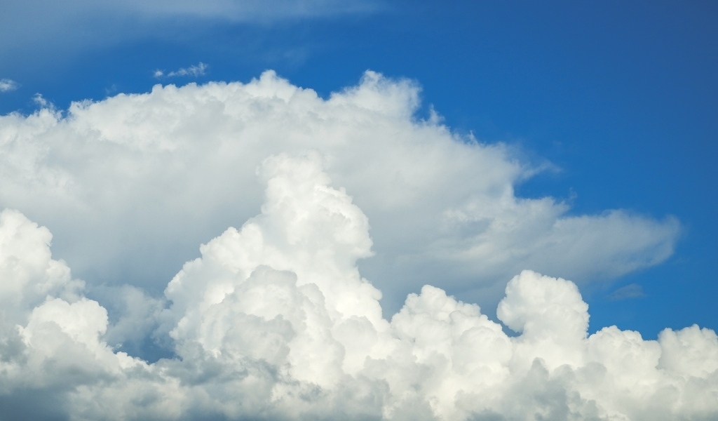 Густые белые облака в голубом небе