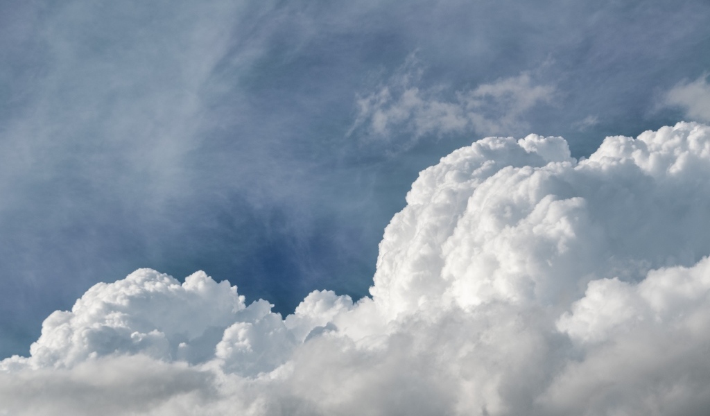 Густые белые облака в голубом небе