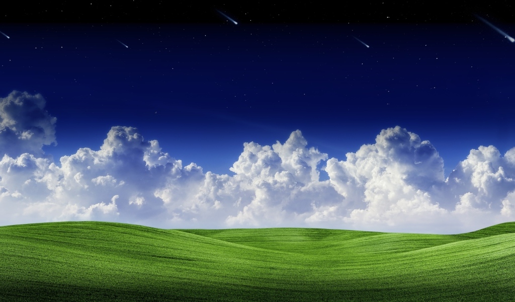 Белые облака в голубом небе над зеленым полем