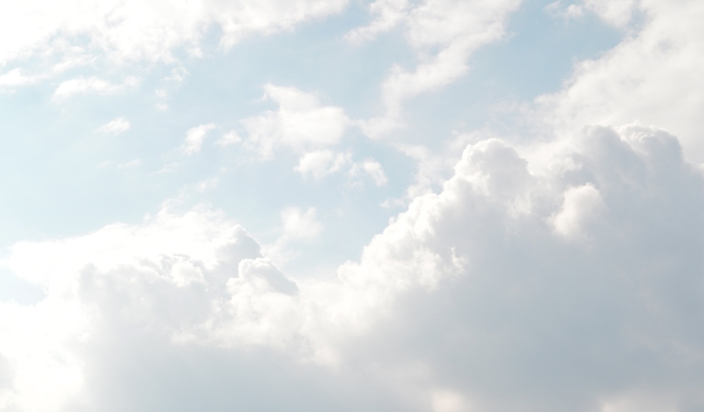 Белые пушистые облака в голубом небе