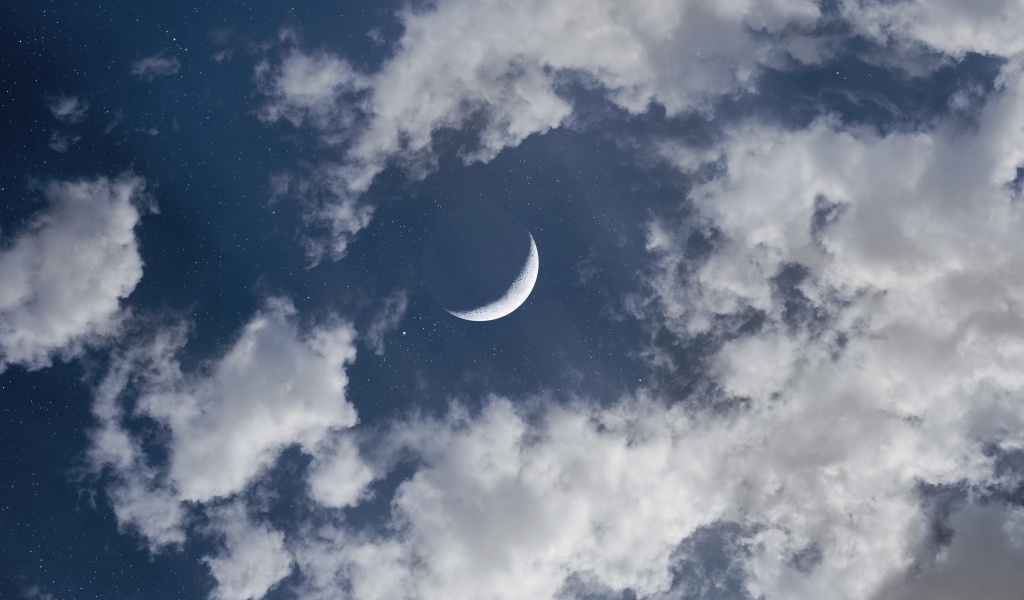 Молодой месяц в белых облаках