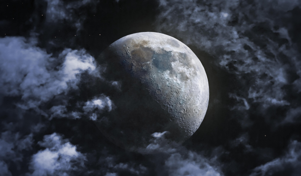 Большая луна в белых облаках
