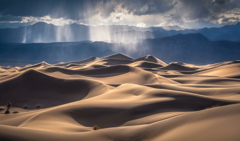 Горячая пустыня у горного массива