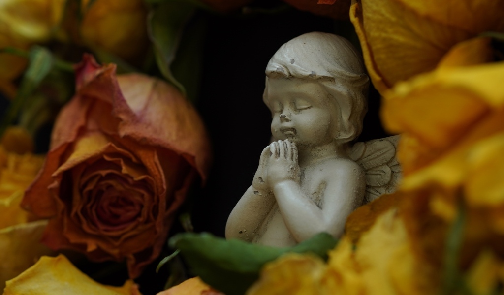 Статуэтка ангела с розами