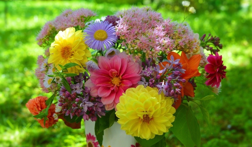 Красивый букет садовых цветов в вазе