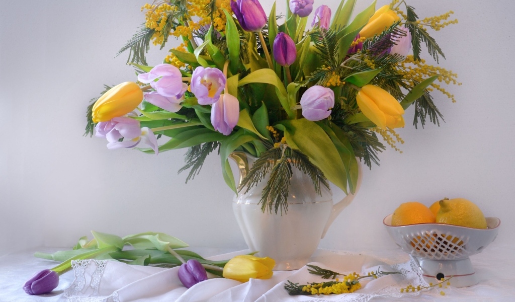 Красивый букет разноцветных тюльпанов с цветами мимозы