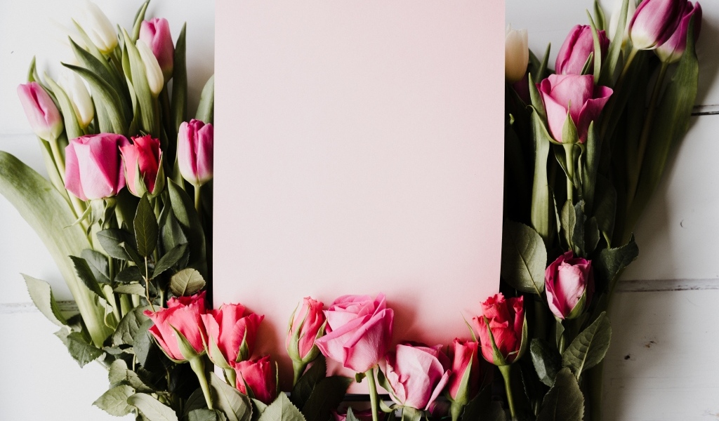 Красивый букет роз с тюльпанами и листом бумаги