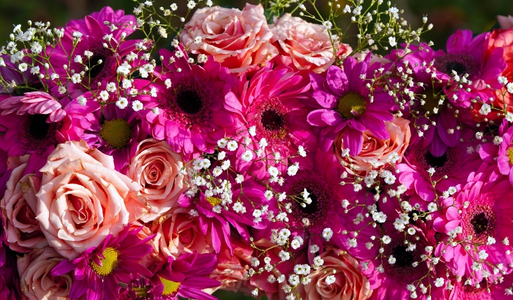 Красивый букет с розовыми розами, хризантемами и герберами