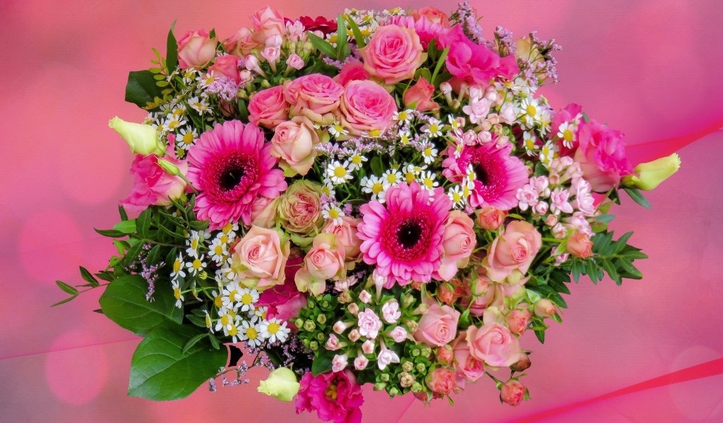 Красивый праздничный букет на розовом фоне