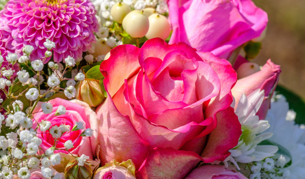 Букет красивых разных розовых цветов