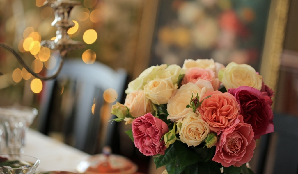 Букет нежных роз на столе