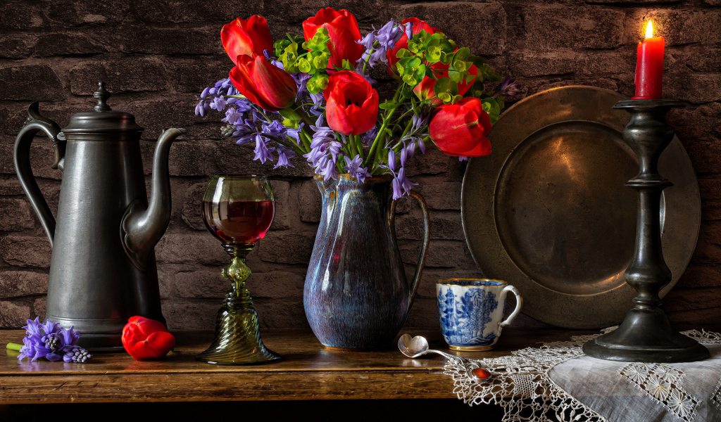 Букет цветов на столе со свечой и вином