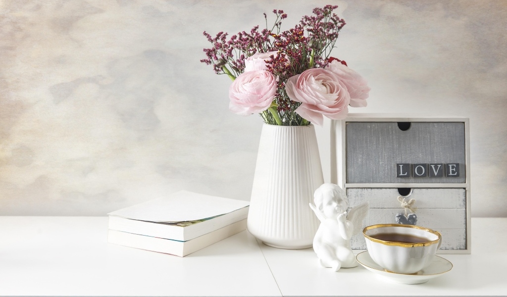 Букет розовых лютиков в вазе на столе