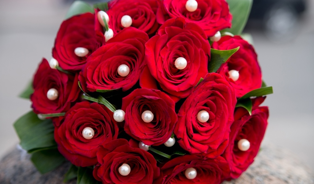 Букет красных роз с жемчугом