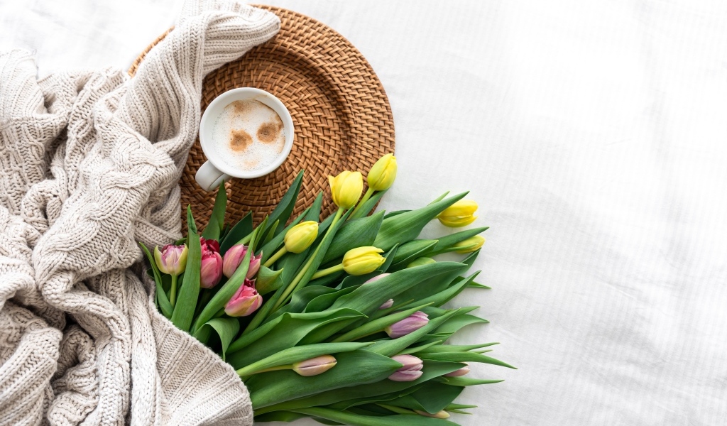 Букет тюльпанов с кофтой и чашкой кофе
