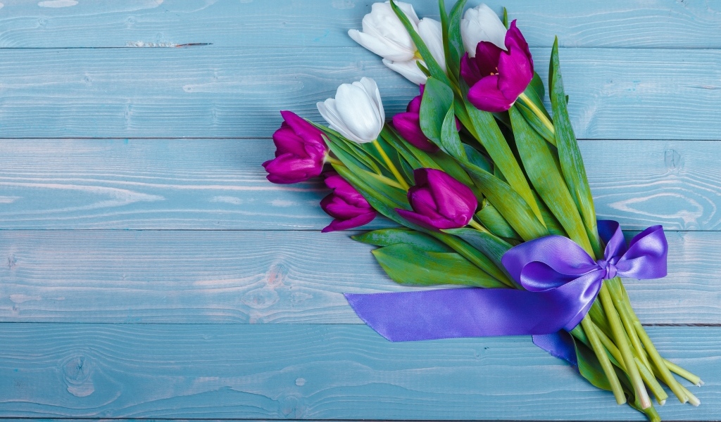 Букет белых и сиреневых тюльпанов с лентой