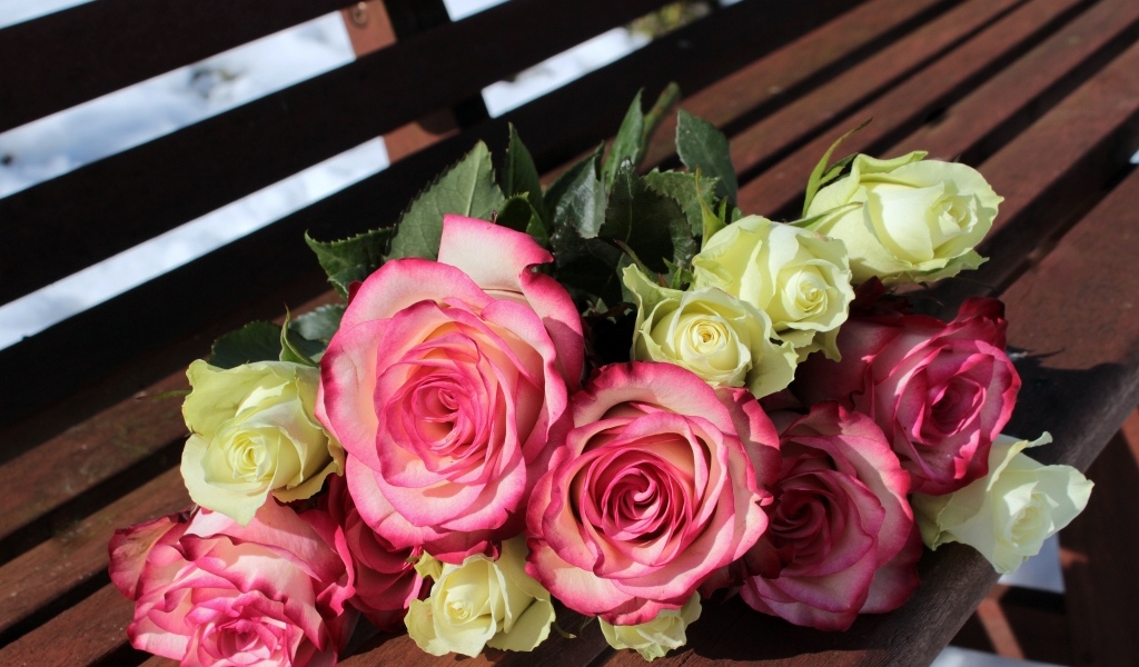 Букет белых и розовых роз на деревянной лавке