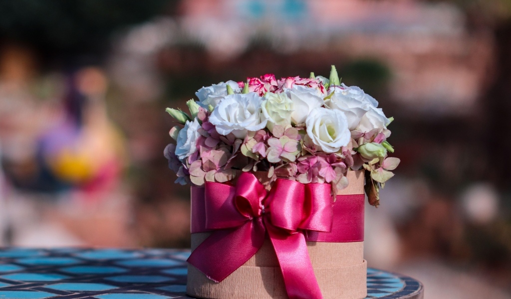 Букет с цветами розы и гортензии