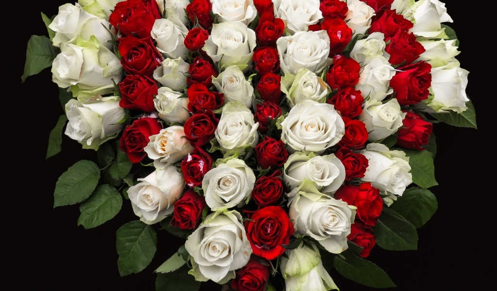 Букет в форме сердца из красных и белых роз