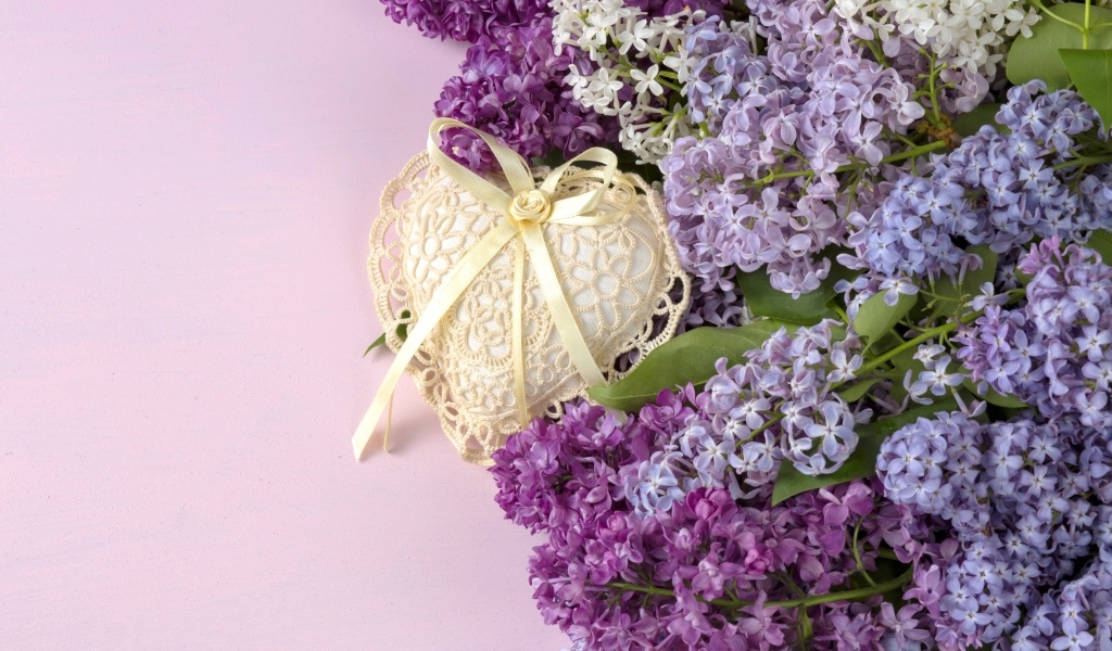 Букет сирени с сердцем