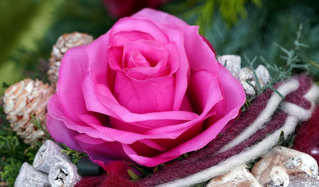 Розовая искусственная роза с декором