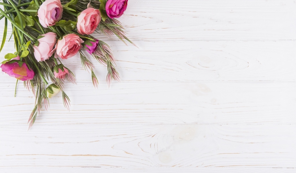 Розовые лютики на белом столе