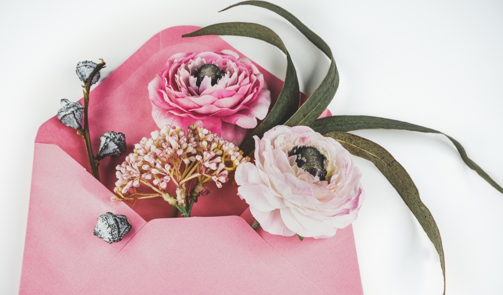 Розовый конверт с цветами 