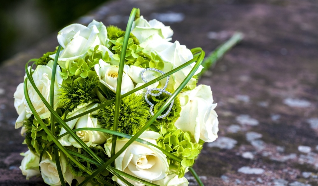 Свадебный букет с белыми розами