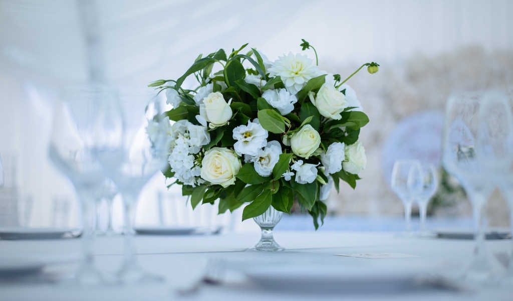 Белый свадебный букет в вазе на столе