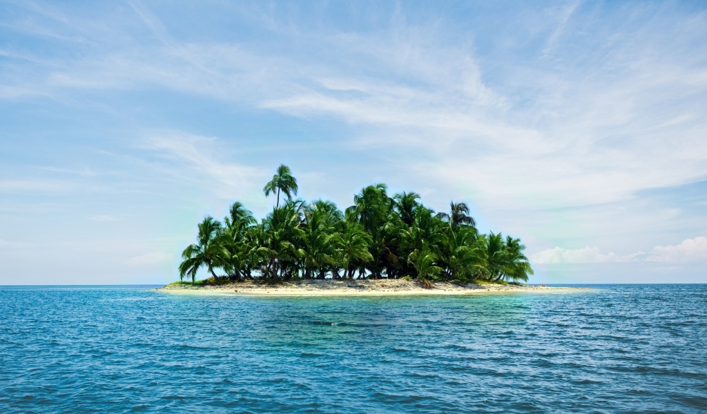 Маленький тропический остров в океане 