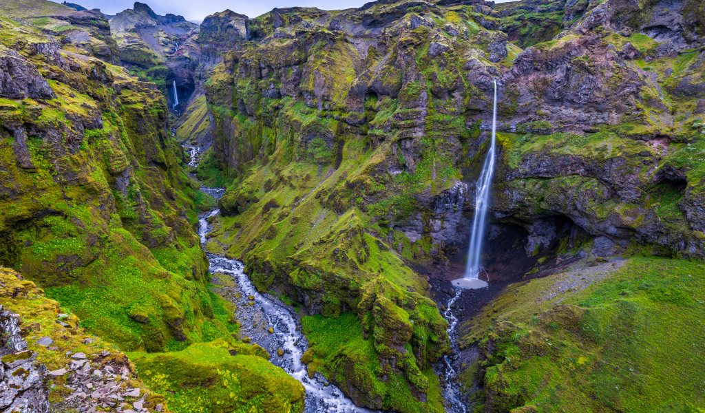 Ручью стекают по склонам высокого каньона