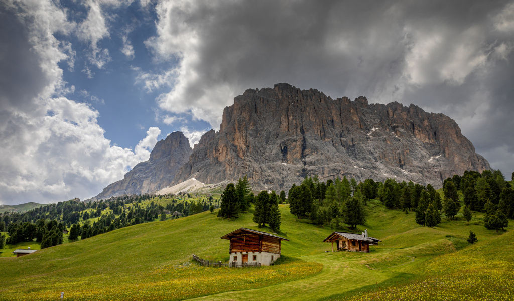 Горы Альпы под грозовым небом
