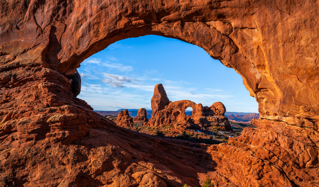 Арка в скале в лучах солнца