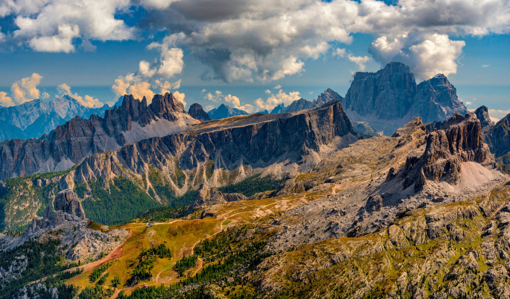 Красивые облака над итальянскими Альпами