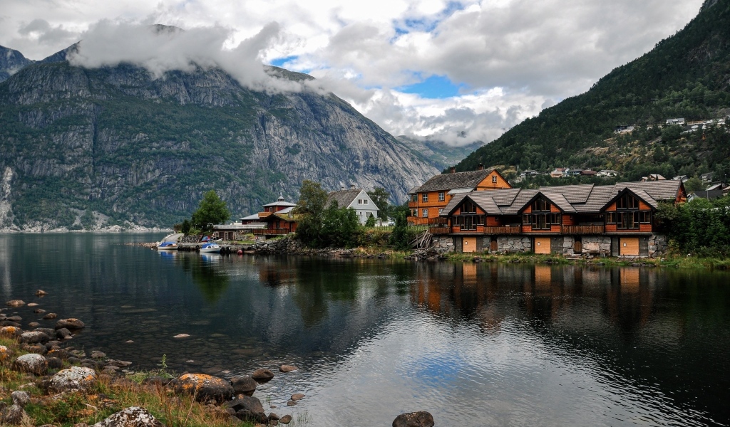 Красивые дома у горного озера под красивым небом