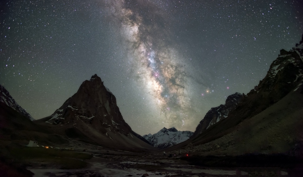 Красивый млечный путь в звездном небе над горами